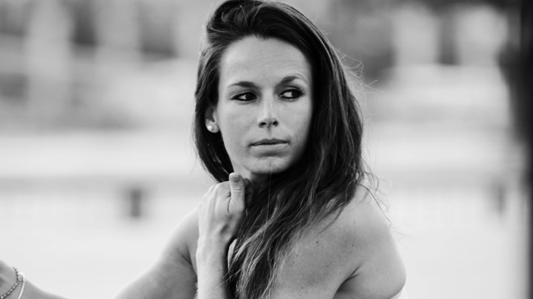 Emy, portrait en noir et blanc, le regard vers l'objectif