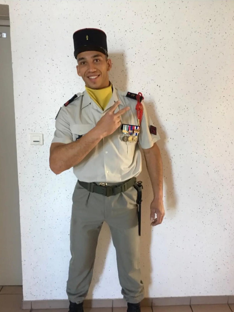 Juan en tenue de cérémonie de l'armée française, képi, médailles et fourragère