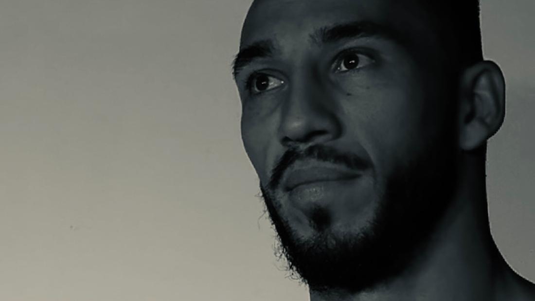 Juan, portrait studio quasi noir et blanc, regard de côté