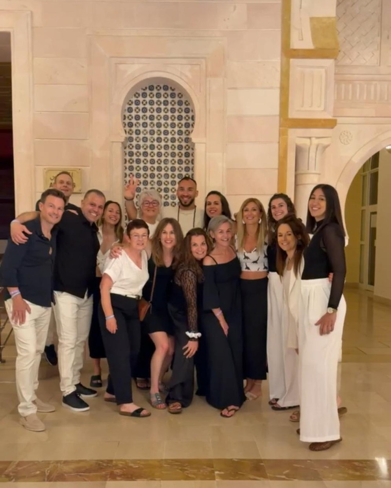 Le groupe réuni en tenue de soirée devant les arcades du hall